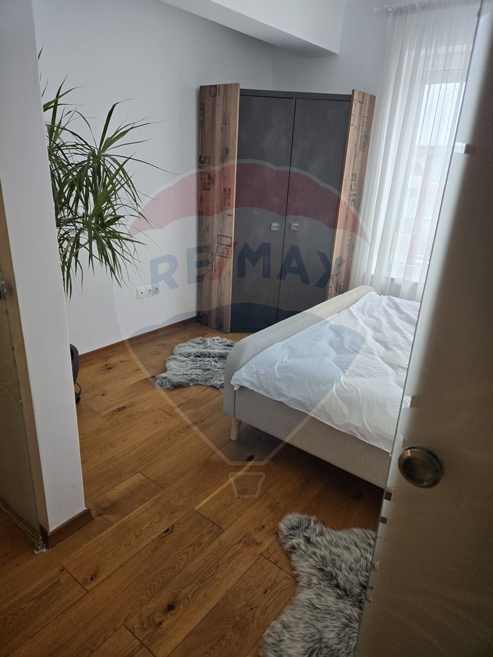 Apartament de lux cu 3 camere de închiriat