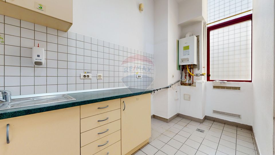 250sq.m Commercial Space for rent, Ultracentral area