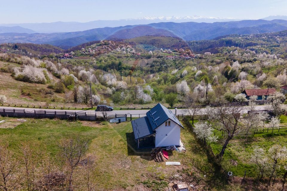 Casă modernă, 9400 mp de teren lângă Hunedoara, autorizată Camping