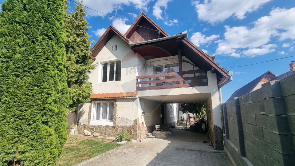 Casă cu etaj in Darlos, teren 2300 mp