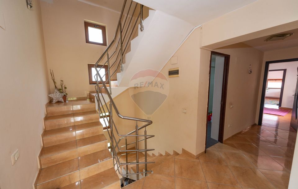 Casa - Vila de vanzare, 10 camere, teren 1800mp, Bacu, Joita