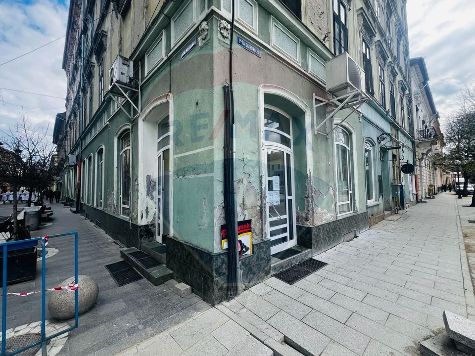 215sq.m Commercial Space for rent, Ultracentral area
