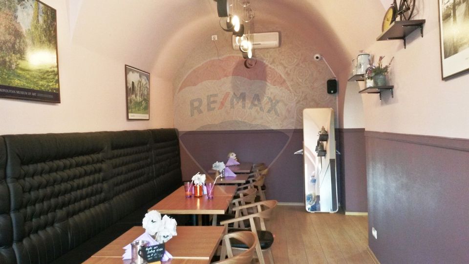 96sq.m Commercial Space for rent, Ultracentral area