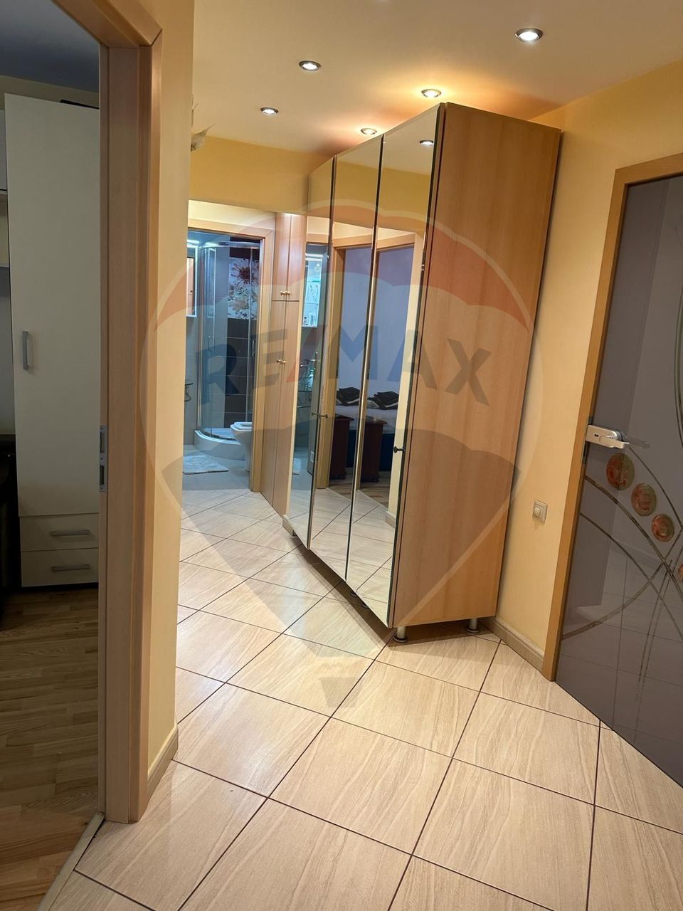 DE INCHIRIAT Apartament cu 4 camere în zona Scriitorilor