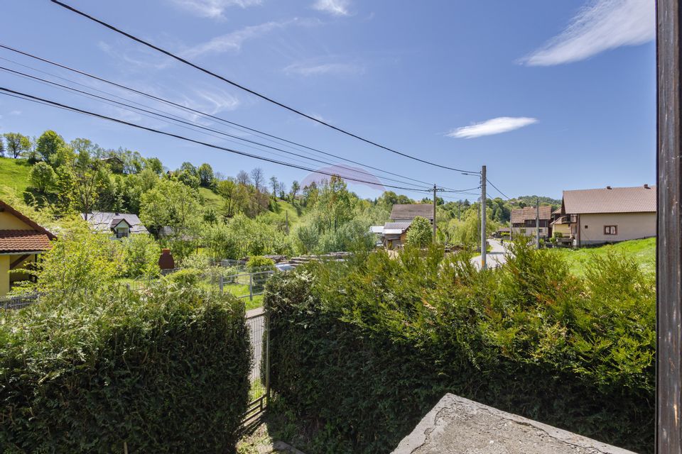 Casă / Vilă cu 8 camere / 7 bai de vânzare, Moieciu de Jos