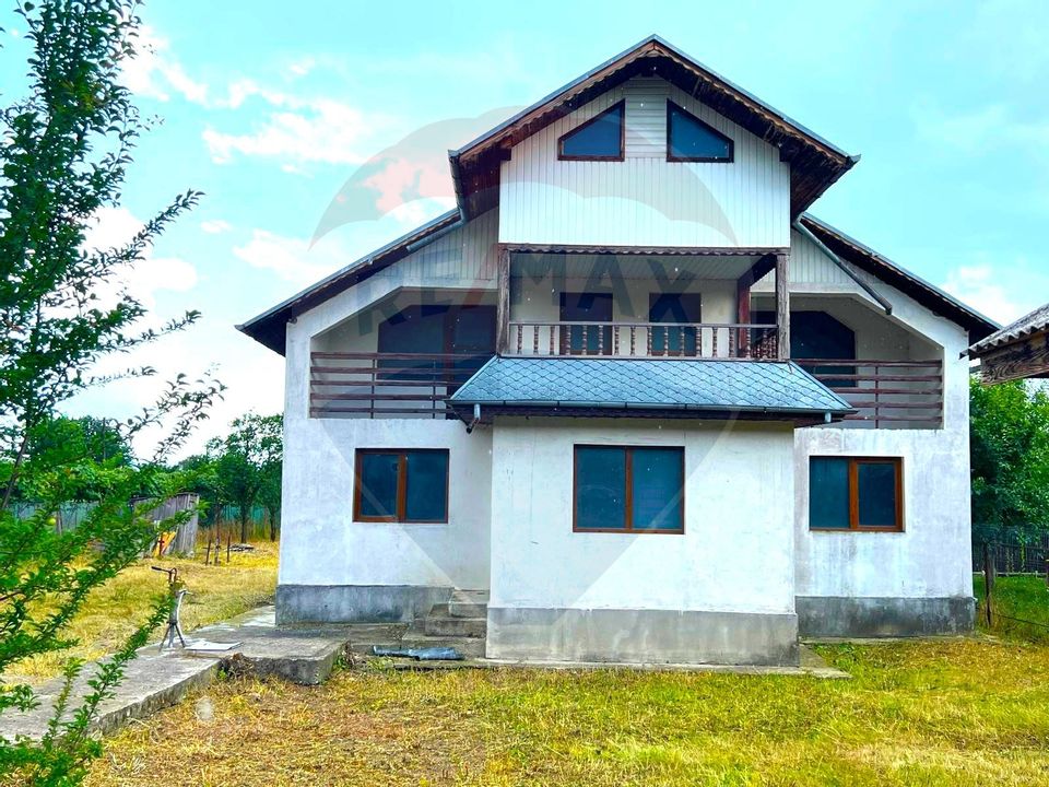 Casă / Vilă cu 6 camere de vânzare în BUHUȘI Județul BACĂU
