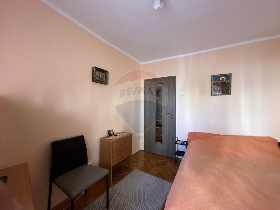 Apartament cu 3 camere de vânzare în zona Vasile Aaron