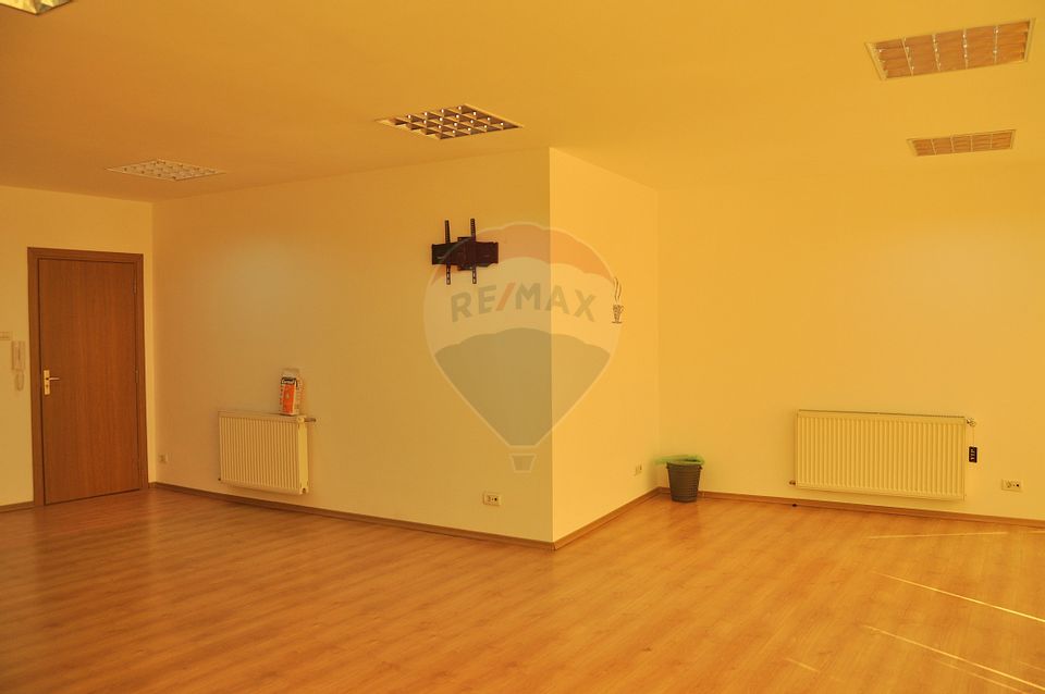 40sq.m Commercial Space for rent, Parneava area