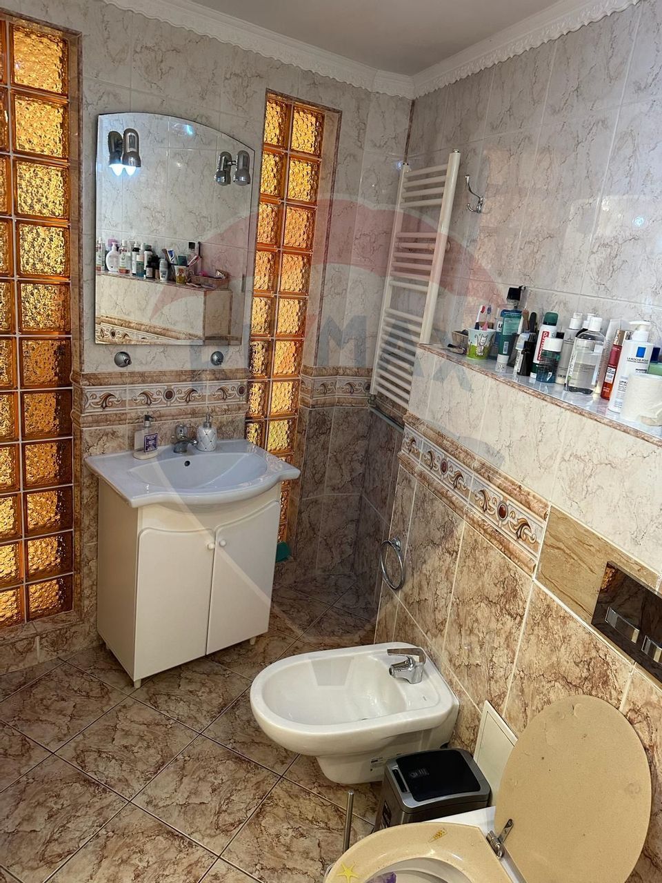 DE INCHIRIAT Apartament cu 4 camere în zona Scriitorilor