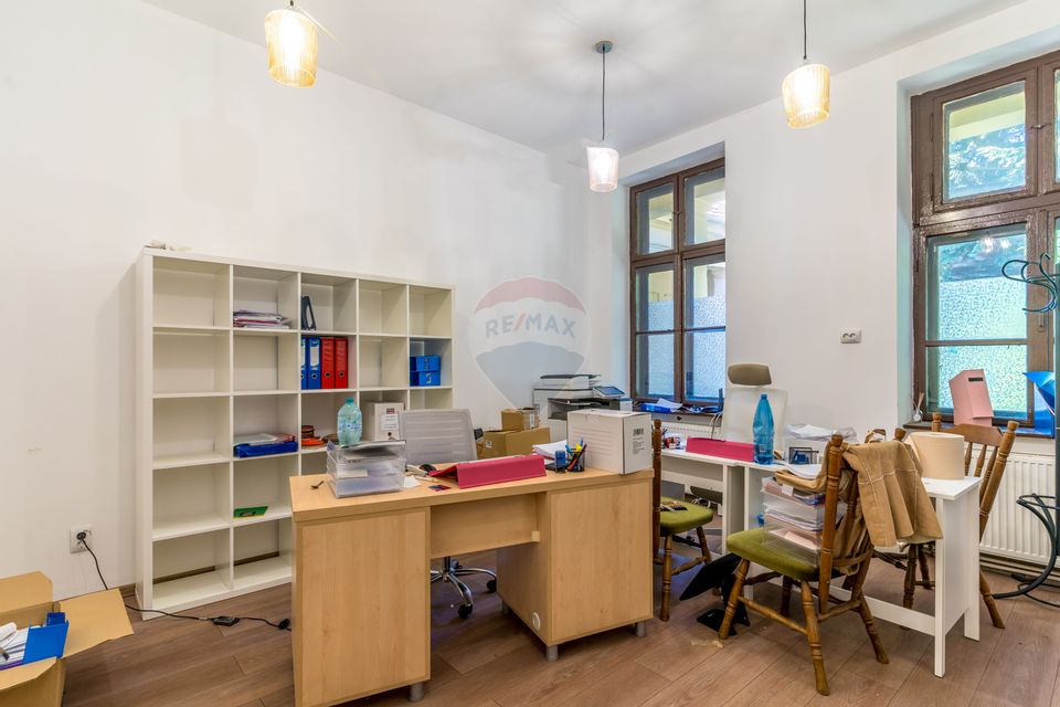 Casa  de vanzare cu 3 apartamente si spatiu comercial, Central