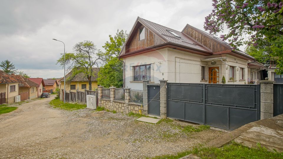 Casa individuala cu doua corpuri, teren 1000mp