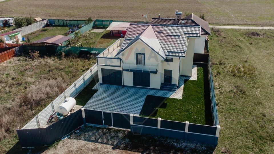 Casă / Vilă de vânzare Sânpetru, județul Brașov