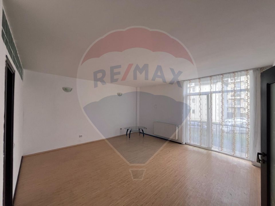 Apartament cu 3 camere de vânzare