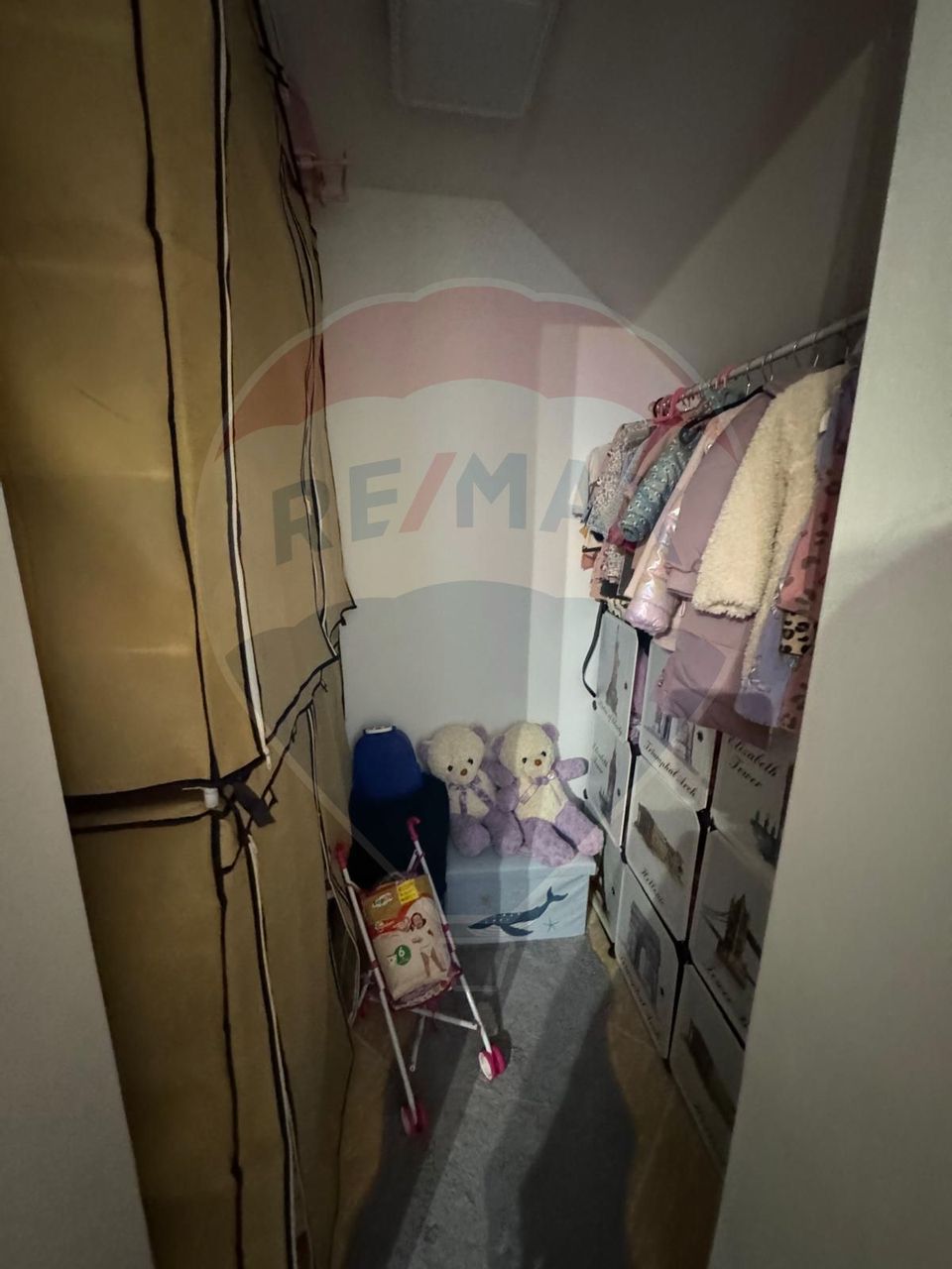 Casă / Vilă cu 8 camere de vânzare în zona Est