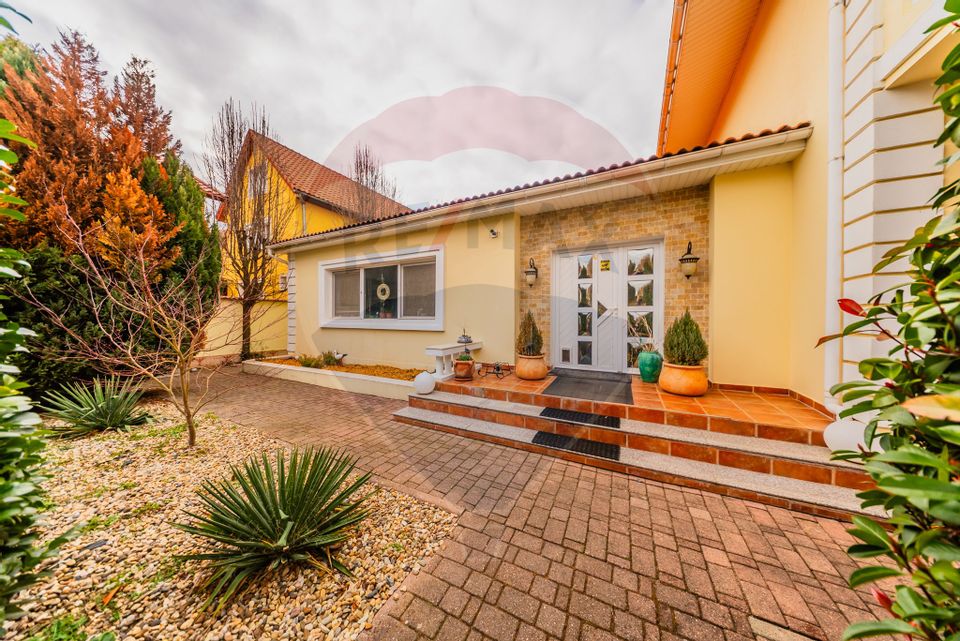 Vilă cu 4 camere de vânzare 921 mp zona Subcetate,Arad