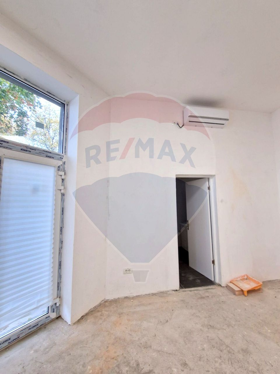 37.2sqm commercial space for rent in the Eroii Revolutiei area