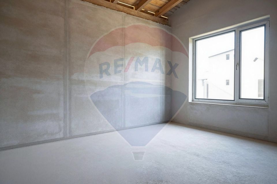 Casă cu 4 camere de vânzare, 130mp utili, teren 600mp in Harman