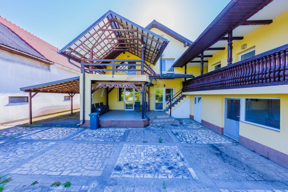 Casă cu 7 camere de vânzare la drumul principal cu 2 intrari
