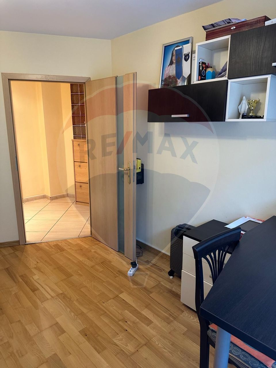 DE INCHIRIAT Apartament cu 4 camere în zona Scriitorilor