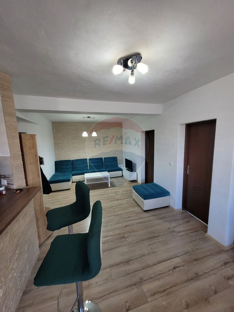 Apartament de inchiriat cu 3 camere si curte zona Turnisor