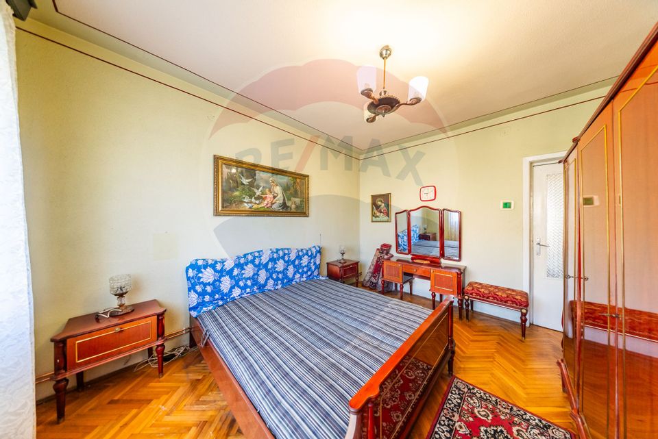 Apartament cu 4 camere, decomandat in zona centrala