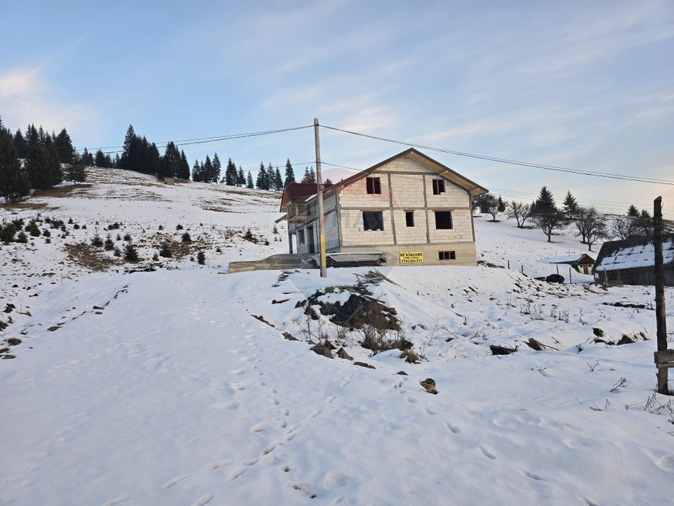 Land 4,352sqm Dorna Candrenilor / Strada Izvorul Alb