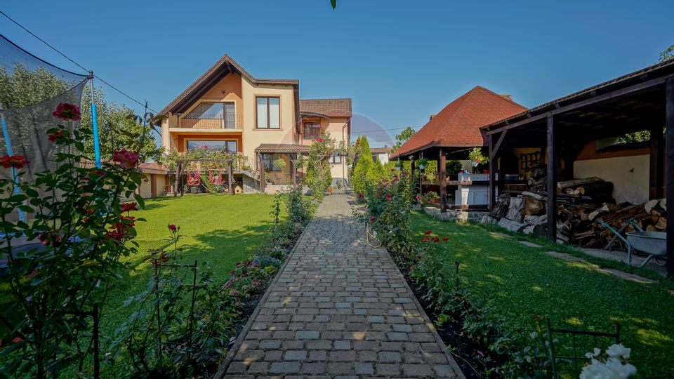 Elegant house, wine cellar, view of the mountains and peak. Postăvaru