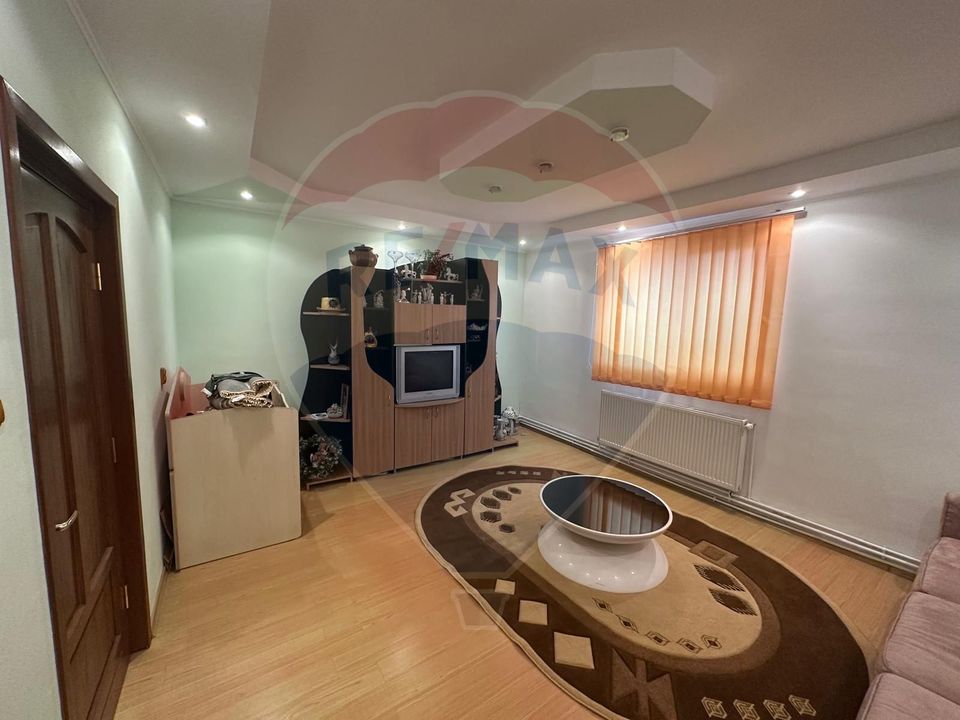 Casă spațioasă 6 camere, 2 băi, garaj spatios și terasă