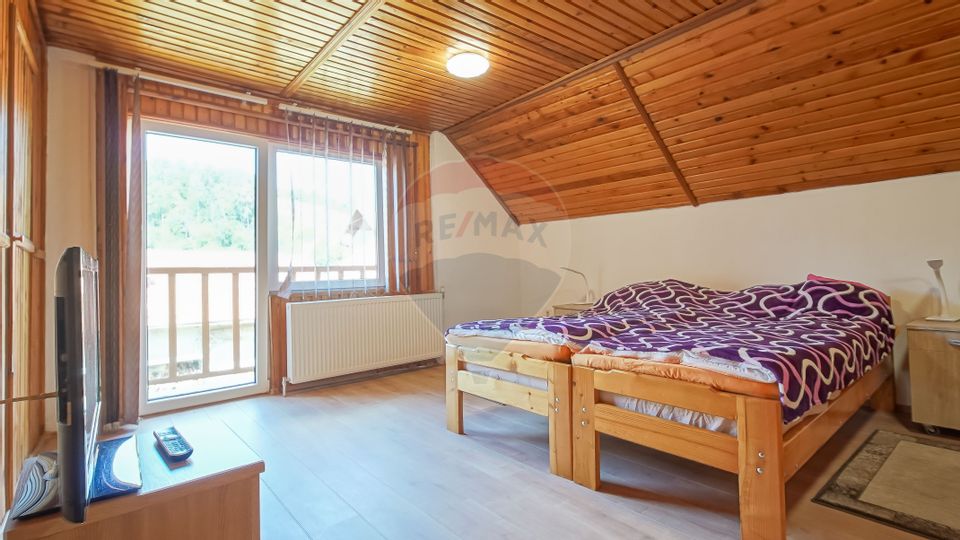 Casă falnică, curte individuală, langă Piața Unirii, în inima Scheilor