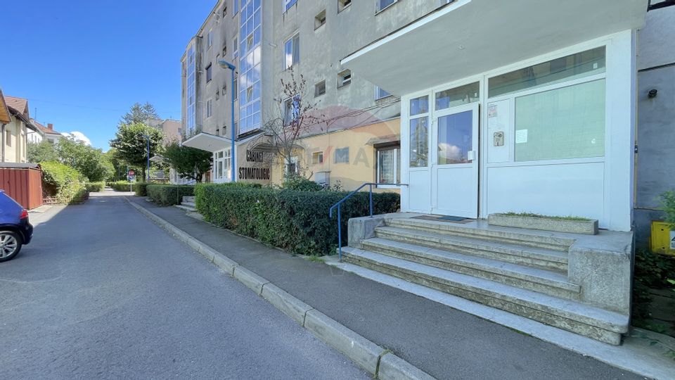 Apartament cu 2 camere de închiriat în zona Tractorul