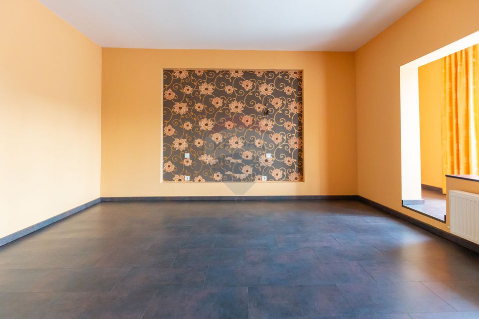 10 room House / Villa for sale, Serbanesti area