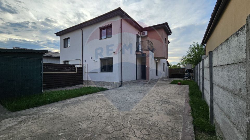 Casă / Vilă cu 4 camere de vânzare Dragomirești-Vale, curte proprie