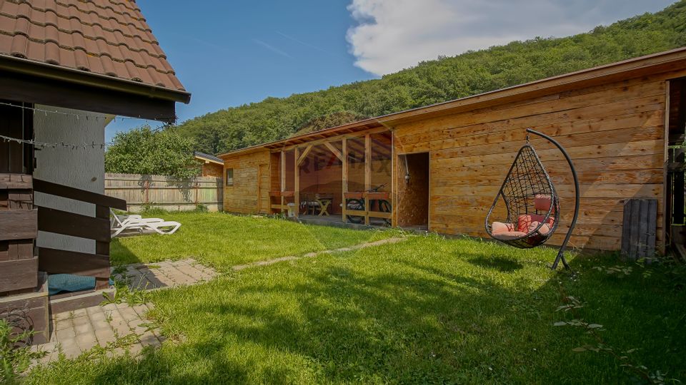 Proprietate cu stil la poalele muntelui - liniște și intimitate!
