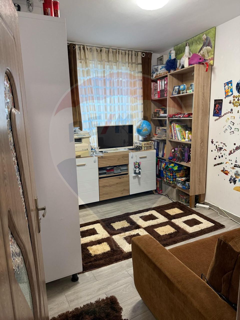 Casa 3 camere, teren 880 mp, beci, foisor, garaj, panouri solare