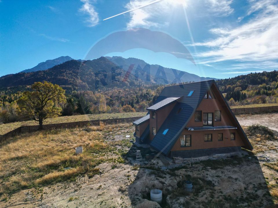 Vilă tip A-Frame, pe un platou montan, vedere panoramica catre Bucegi