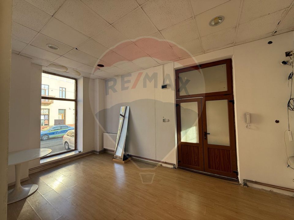 70sq.m Commercial Space for rent, Ultracentral area