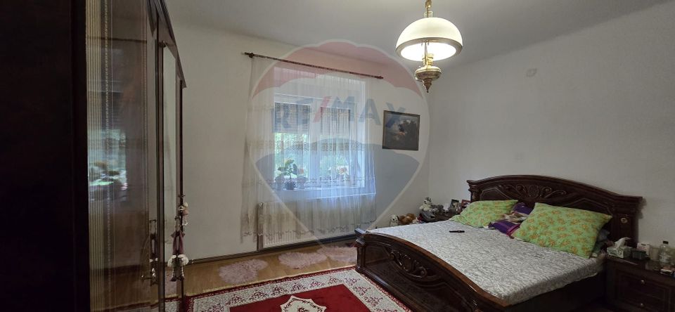 Casă / Vilă de vanzare cu 3 camere central Chisineu Cris