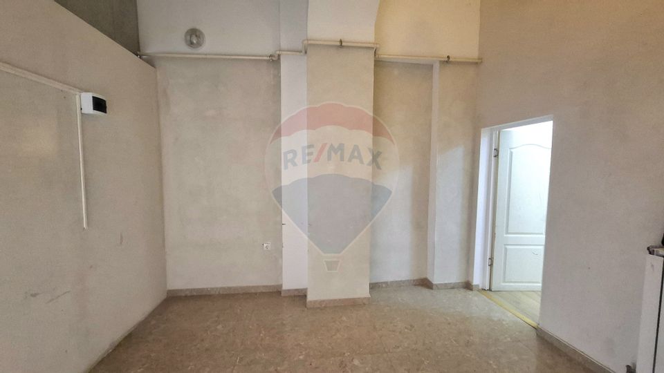 50sq.m Commercial Space for rent, Ultracentral area