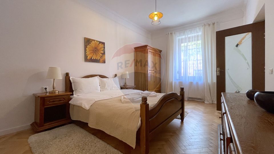 Apartament renovat clasic, cu 2 camere, 2 băi, Centrul Istoric Brașov