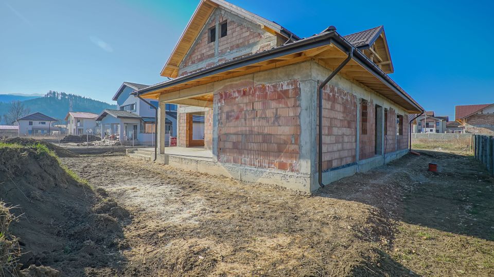 Villa in red, with 823sqm land in Cristian, Str C-tin Brâncoveanu
