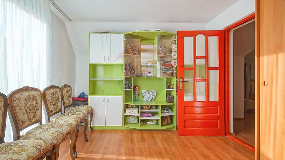 Casă cu 6 camere de vânzare în Râșnov, teren 1.100 mp, zona Glăjărie