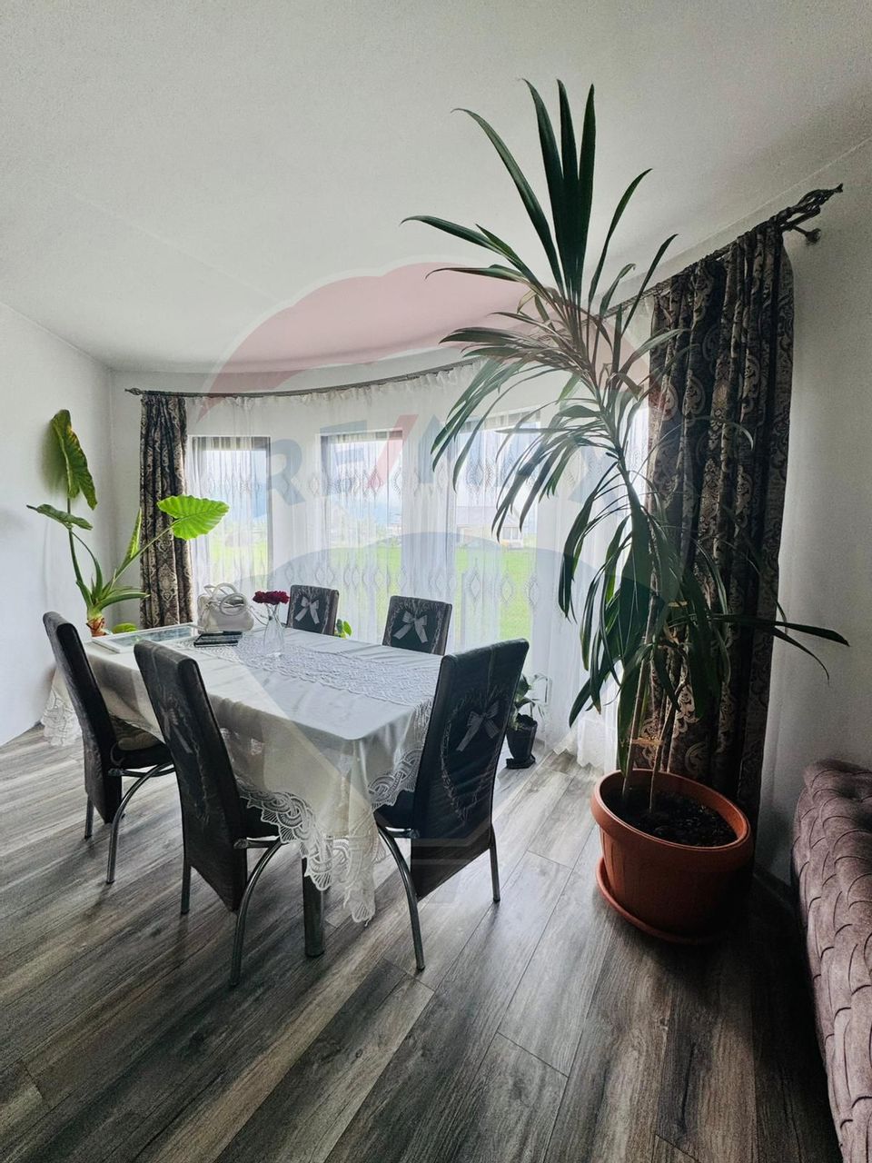 Casă / Vilă cu 5 camere de vânzare în zona Nord-Est