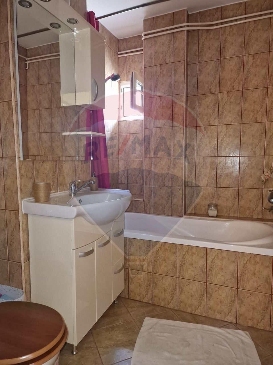 Apartament cu 4 camere de închiriat - Central