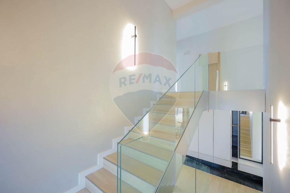 De vânzare Vilă cu 8 camere în Sânmartin, 290 mp util, teren 1100 mp