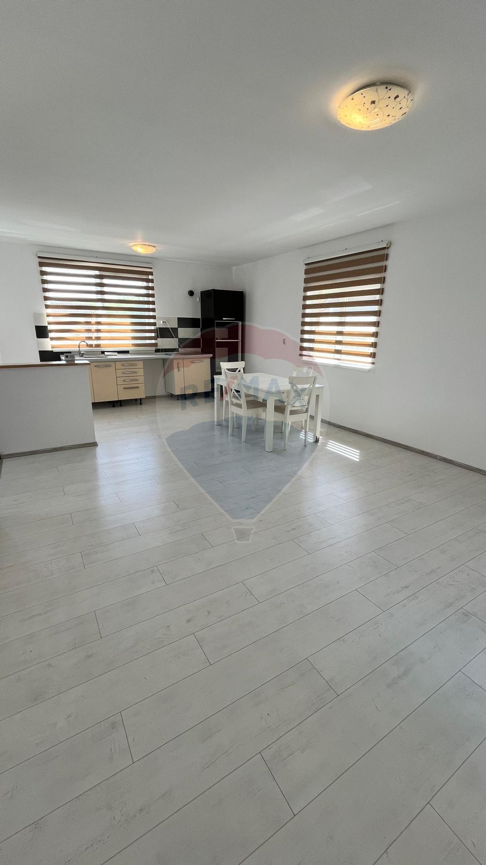 Casă cu vedere spre lac și pădure -deasupra  Barajului Ighis