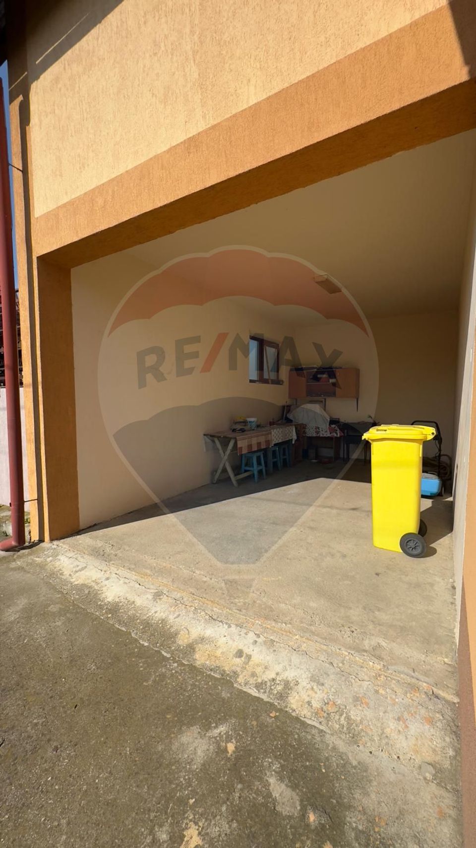 De vânzare 2 Corpuri de Casa si Teren 1388 mp in Geamăna, Bradu