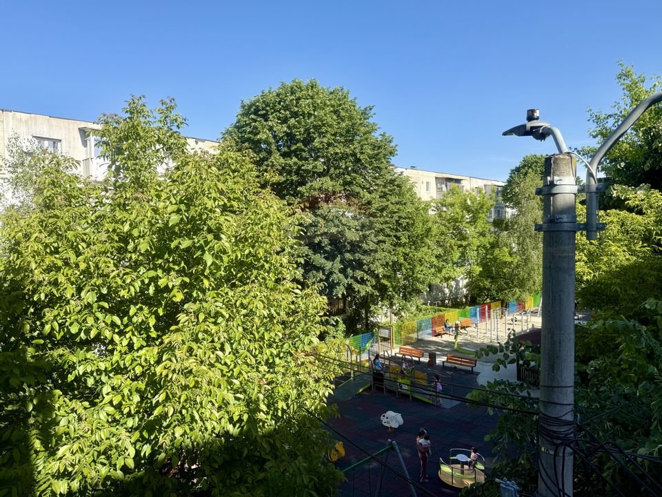 Apartament cu 3 camere de vânzare, etaj 2, zona Sud