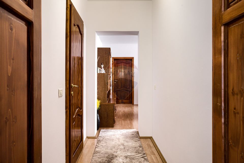 Casă cochetă de vânzare, teren 954 mp, posibil parcelare, în Subcetate