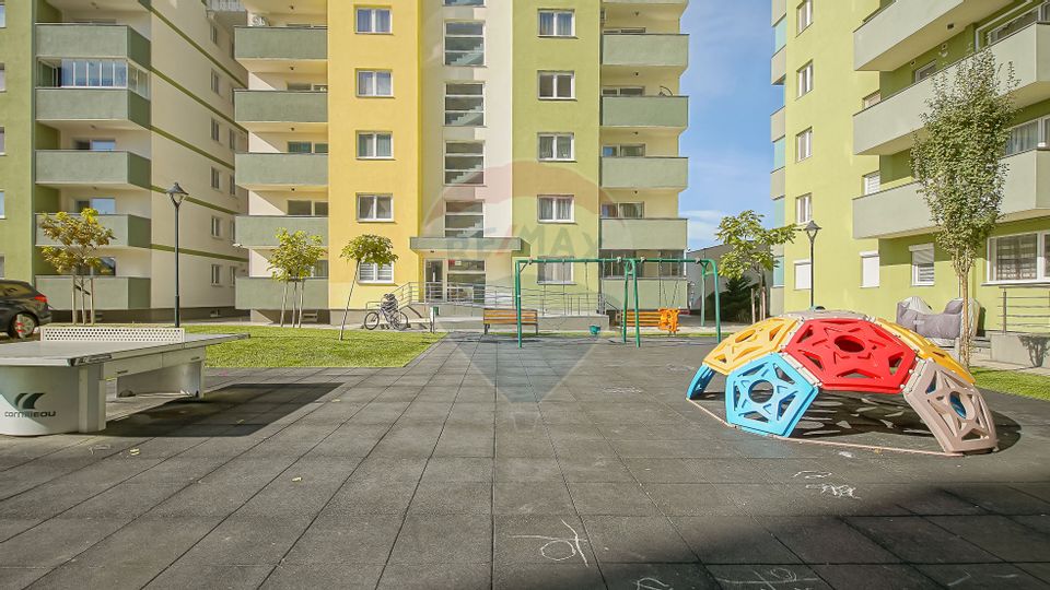 Apartament cu 2 camere și boxă de vânzare la Top City în Tractorul