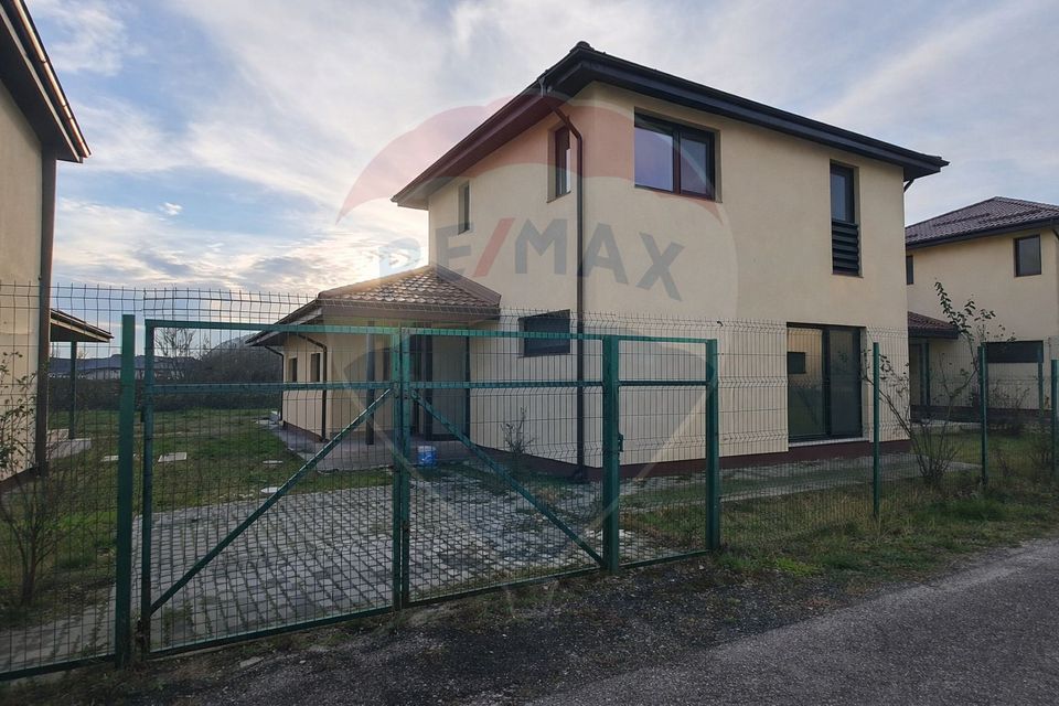 Casa individuala 4 camere cu teren 454 mp cartier privat Crevedia